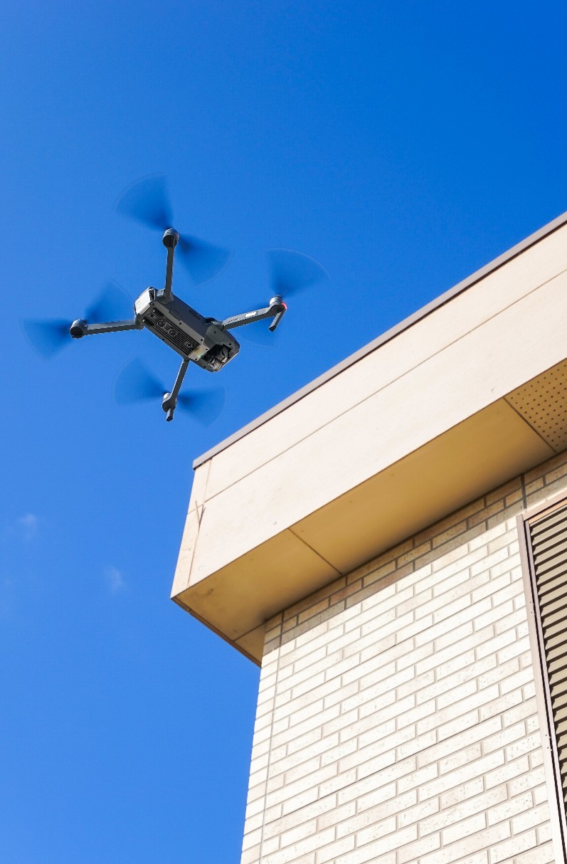 Inspektion eines Daches an einem Wohnhaus mit einer Drohne